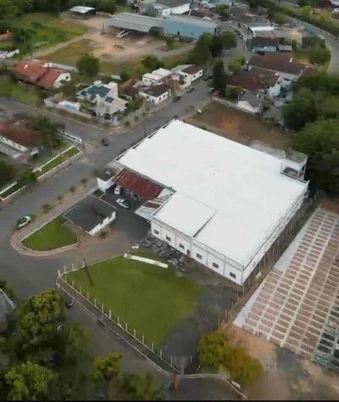 Vista aérea de galpão com cobertura branca